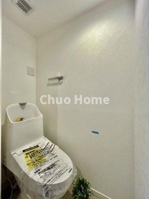 【トイレ】 | ローズハイツ平井 | 【トイレ】 収納スペースをしっかりと確保した温水洗浄便座機能付きトイレ。温水洗浄便座は清潔にお使いいただくための大切なアイテムです。