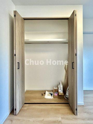 【収納】 | ローズハイツ平井 | 居室にはクローゼットを完備し、自由度の高い家具の配置が叶うシンプルな空間です。お子様の成長と必要になる子供部屋を与えるにはぴったりの間取りですね。