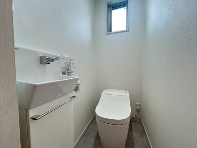 品川区二葉2丁目　新築戸建のトイレ|手洗い場を完備したタンクレスタイプを採用！

現地ご見学希望・資料請求などお気軽にお問い合わせ下さい！
03-5990-5201