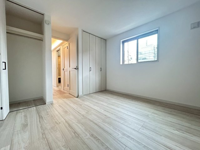 品川区二葉2丁目　新築戸建の洋室|明るいお部屋はそれだけで気分が晴れやかになりますね！

現地ご見学希望・資料請求などお気軽にお問い合わせ下さい！
03-5990-5201