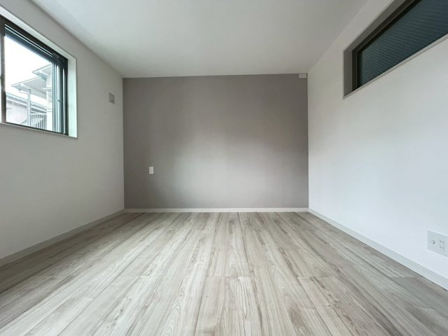 品川区二葉2丁目　新築戸建の洋室|白を基調とした室内は、明るい空間を造り出すだけでなく、清潔感をもたらしてくれます。

現地ご見学希望・資料請求などお気軽にお問い合わせ下さい！
03-5990-5201