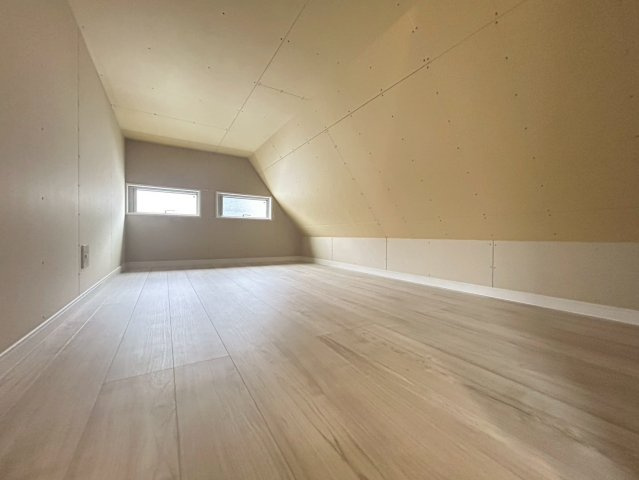 品川区二葉2丁目　新築戸建の収納|普段使わない物は小屋裏収納にストックして、リビングや居室はいつもスッキリ綺麗に保てます。

現地ご見学希望・資料請求などお気軽にお問い合わせ下さい！
03-5990-5201