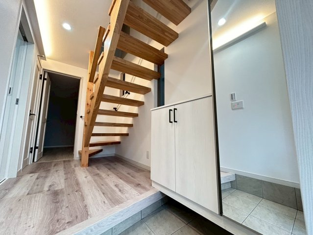 品川区二葉2丁目　新築戸建の玄関|お出かけ前の身だしなみチェックに役立つ鏡と収納完備の玄関です。

現地ご見学希望・資料請求などお気軽にお問い合わせ下さい！
03-5990-5201