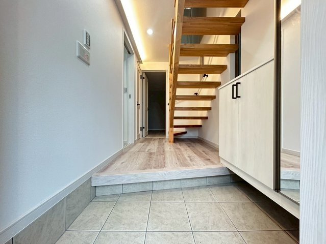 品川区二葉2丁目　新築戸建の玄関|玄関横にはシューズボックスがついているため、片付いた玄関がキープできます！

現地ご見学希望・資料請求などお気軽にお問い合わせ下さい！
03-5990-5201