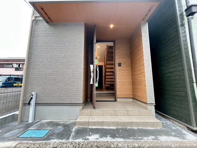 品川区二葉2丁目　新築戸建の玄関|住む人や訪れる人を心地よく迎え入れてくれる玄関エントランス。

現地ご見学希望・資料請求などお気軽にお問い合わせ下さい！
03-5990-5201