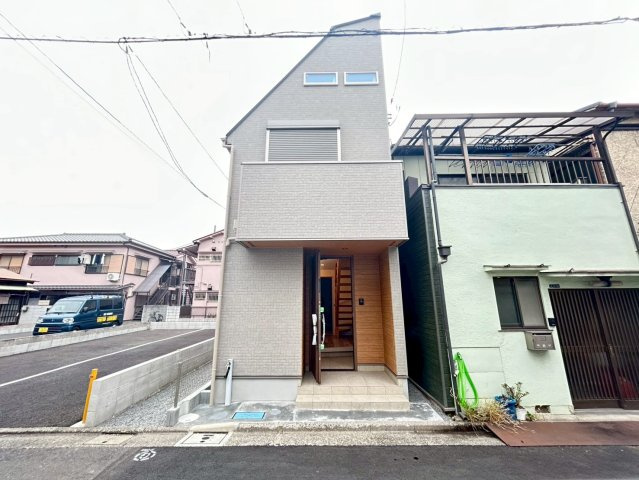 品川区二葉2丁目　新築戸建の外観|印象的なシャープなフォルムが、立体的な街並みを演出。

現地ご見学希望・資料請求などお気軽にお問い合わせ下さい！
03-5990-5201