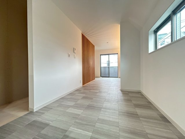 品川区二葉2丁目　新築戸建の居間・リビング|勾配天井を採用しているため、より一層の開放感を感じることができます。

現地ご見学希望・資料請求などお気軽にお問い合わせ下さい！
03-5990-5201