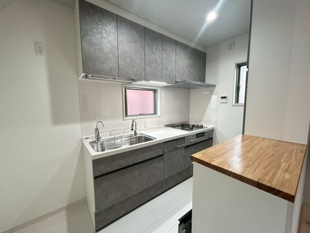 品川区二葉2丁目　新築戸建のキッチン|ビルトインタイプの食洗機付き！家事の時間と、手洗いに比べて使用水量も軽減します！

現地ご見学希望・資料請求などお気軽にお問い合わせ下さい！
03-5990-5201