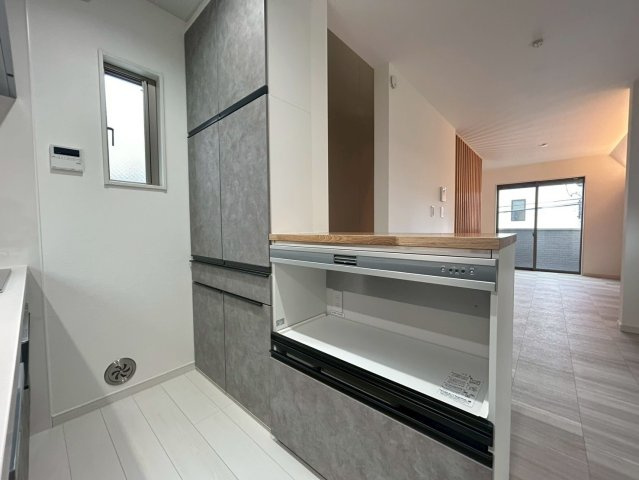 品川区二葉2丁目　新築戸建のキッチン|対面式キッチンには、色合いやデザインを合わせたカップボードを設置しているため食器棚いらず。

現地ご見学希望・資料請求などお気軽にお問い合わせ下さい！
03-5990-5201