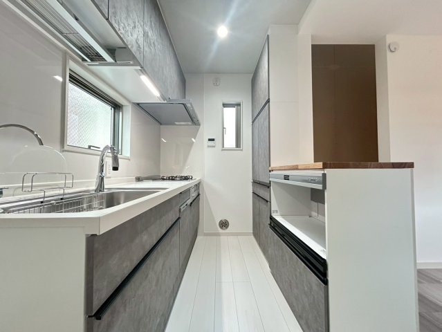 品川区二葉2丁目　新築戸建のキッチン|清潔感のあるキッチンです。使い勝手の良いキッチンで効率よくお料理ができます！

現地ご見学希望・資料請求などお気軽にお問い合わせ下さい！
03-5990-5201