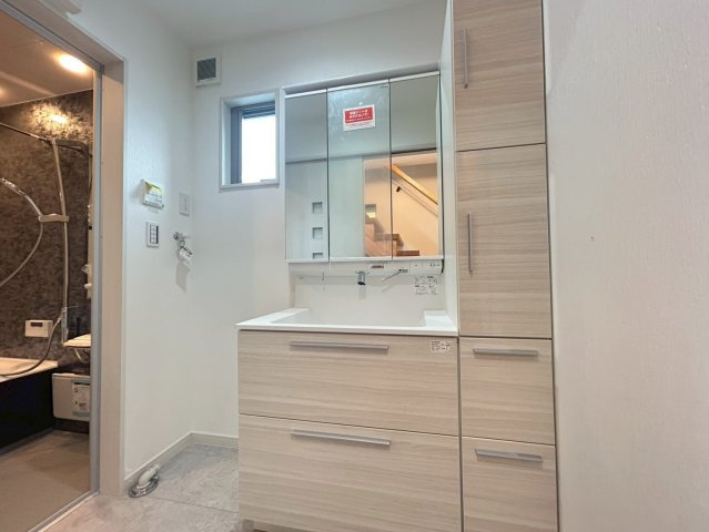 品川区二葉2丁目　新築戸建の独立洗面台|清潔感のあるプライベート空間は、身だしなみチェックやお肌のお手入れに最適です。

現地ご見学希望・資料請求などお気軽にお問い合わせ下さい！
03-5990-5201