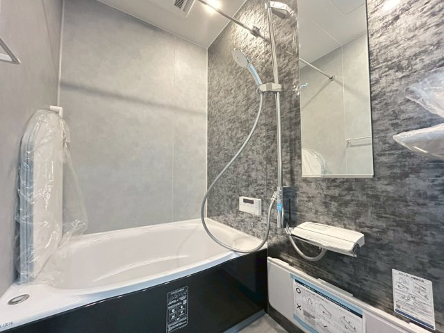 品川区二葉2丁目　新築戸建の浴室|追い焚き機能付きのため、帰りが遅くなった日にも温かい湯船に浸かって疲れを癒すことができます。

現地ご見学希望・資料請求などお気軽にお問い合わせ下さい！
03-5990-5201