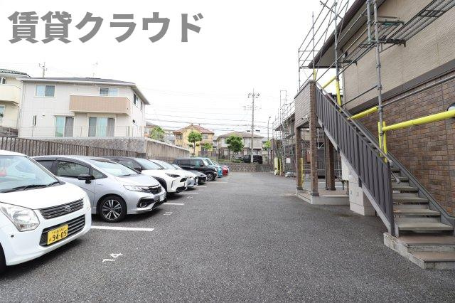 コモドカーサ　Ａの駐車場|車をお持ちの方に嬉しい駐車場付きの物件です