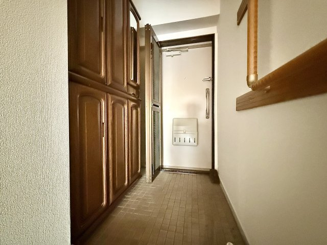 日商岩井鳴海ハイツの玄関