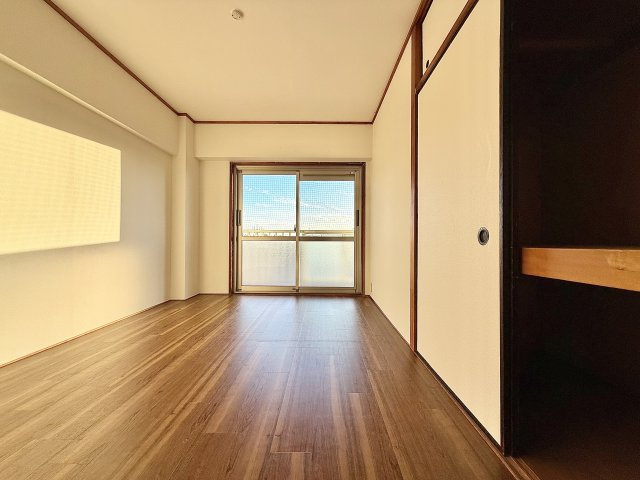 日商岩井鳴海ハイツの洋室
