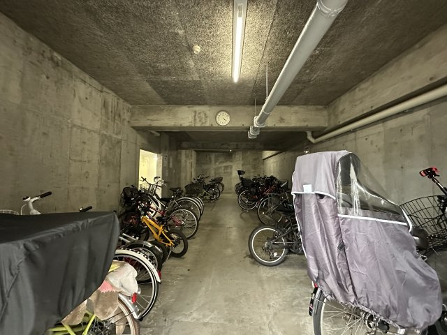 サンハイツ八事ふじみA棟の駐輪場