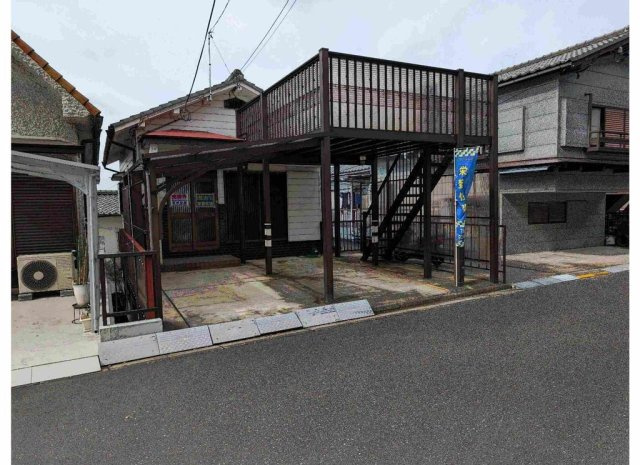 売土地　大東市寺川５丁目（建築条件なし上物有）の前面道路含む現地写真