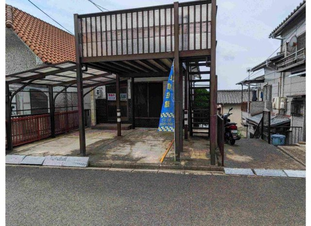 売土地　大東市寺川５丁目（建築条件なし上物有）の前面道路含む現地写真