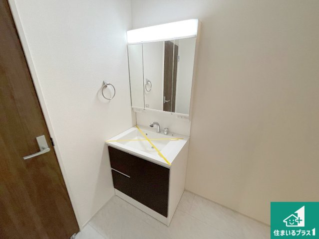 神戸市垂水区旭が丘　新築一戸建ての独立洗面台|清潔感のある洗面台です。フラットな鏡は掃除がしやすく毎日清潔！鏡裏には収納があるのでスッキリとした洗面台が保てます。