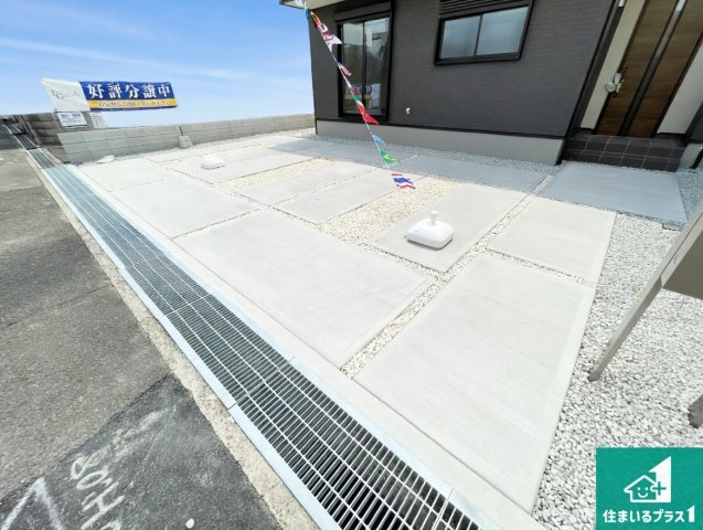 神戸市垂水区旭が丘　新築一戸建ての駐車場|並列３台駐車可能！ゆとりの駐車スペースで車庫入れもスムーズ！

