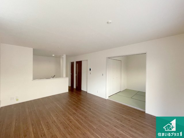 神戸市垂水区旭が丘　新築一戸建ての居間・リビング|日当たり良好の明るいリビングで朝の目覚めもスッキリできそう！対面キッチンでご家族のコミュニケーションも自然と増える設計！小さなお子様が遊ぶスペースを作っても広々とくつろげるLDK！