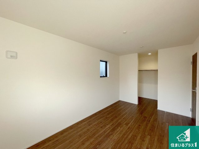 神戸市垂水区旭が丘　新築一戸建ての洋室|ウォークインクローゼット付きで生活スペースもスッキリできます。各居室にも収納がありますので、お子様の衣類やおもちゃなどもしっかり収納できます。