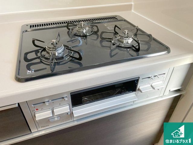 神戸市垂水区旭が丘　新築一戸建ての設備|ダブル高火力Ｓｉセンサー付きコンロ！３口あるので、まとめて料理をする時も大活躍！