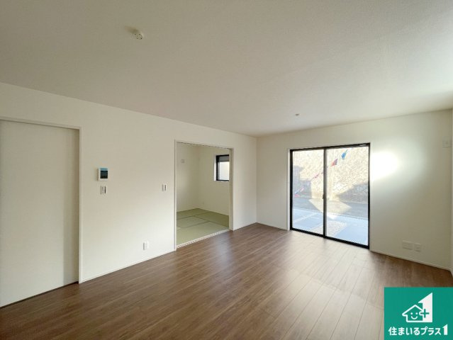 神戸市垂水区旭が丘　新築一戸建ての居間・リビング|リビングと統一感があり、使い勝手のいいキッチン。広々としているので、二人並んで作業が出来ちゃいます。お子様と一緒に色々なお料理に挑戦できるスペースがあります。