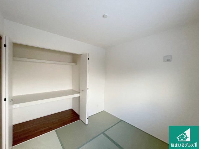 神戸市垂水区旭が丘　新築一戸建ての和室|寝室は心地よい眠りについてもらいたくて、シンプルかつ開放的な空間な設計にしています！大きな窓から差し込む日が心地いいです♪