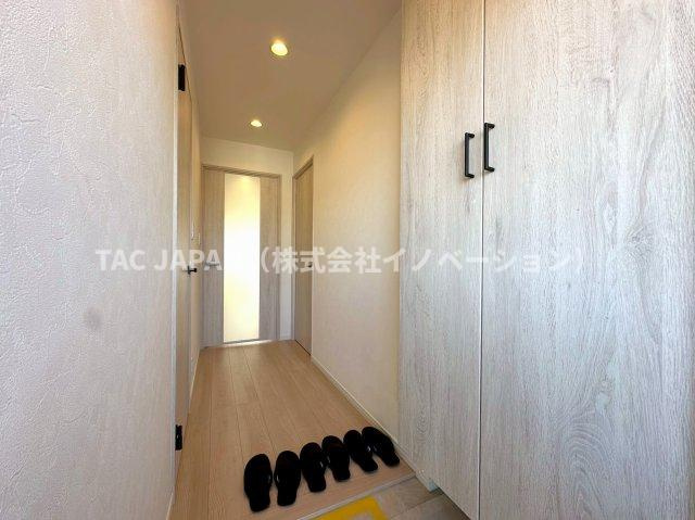 赤羽神谷サンハイツの玄関|日頃からスッキリ使いたい玄関スペースには大きなシューズクローゼットを完備。上質な空間を再現しています。