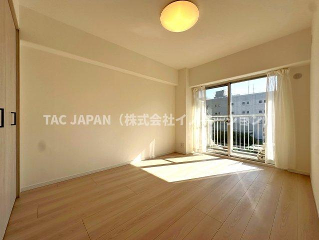 赤羽神谷サンハイツの洋室|大きなクローゼットを備えた主寝室（約6.3帖）。豊富な収納に加えバルコニーにも出られる開放的な空間に仕上がっています。