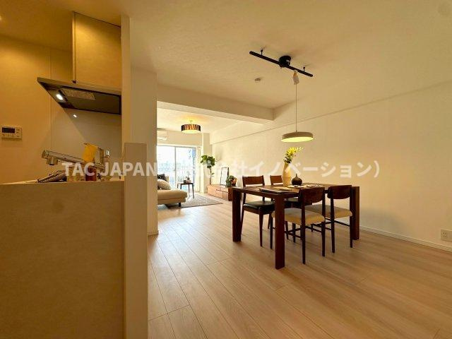 赤羽神谷サンハイツの居間・リビング|楽しそうな笑い声がいまにも聞こえてきそうなダイニングスペース。照明器具や壁のスイッチ類まで交換した丁寧なリフォームにより、明るく上質な空間が創造されています。