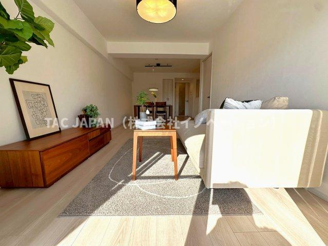 赤羽神谷サンハイツの居間・リビング|日差しがふんだんに注ぐ約18.2帖の広々ＬＤＫ。水回りの設備機器をはじめ、床や壁・天井やコンセントやスイッチ類まで全て新品交換するフルリフォームを行っています。
ぜひお気軽に見にいらしてください。