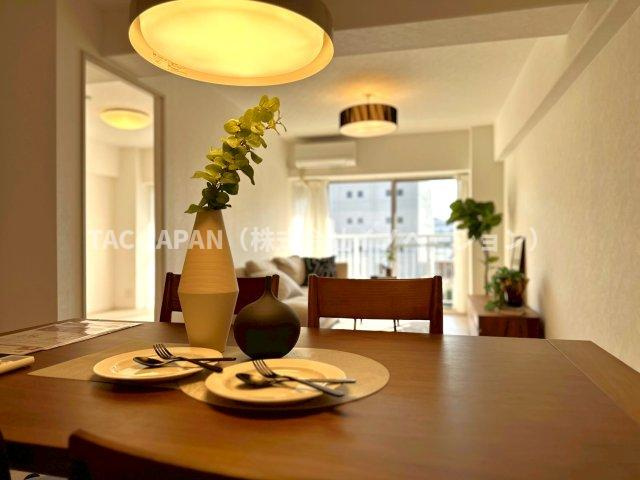 赤羽神谷サンハイツの居間・リビング|日々の暮らしが特別に感じられるフルリノベーション施工。
お問合せ当日のご見学も可能です。ぜひお気軽にお問合せください。 
Tel:03-5918-8689