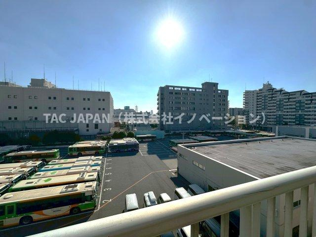 赤羽神谷サンハイツの展望|幹線道路に面するマンションですが、お部屋から望むロケーションは非常に落ち着いた静かな雰囲気が形成されています。5階という丁度よい高さから望む街の緑に心癒されます。