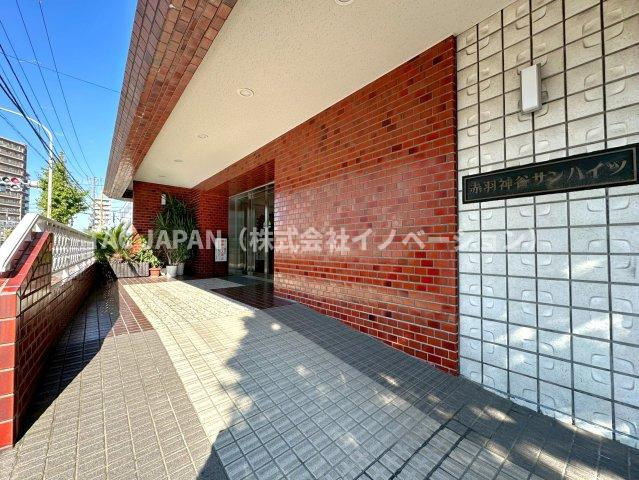 赤羽神谷サンハイツのエントランス|優しい管理人さんの対応や清潔感あるエントランスから管理状態の良さが伺えます。防犯カメラを備えセキュリティー面も安心。