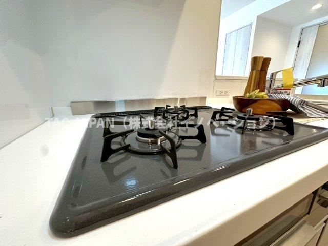 赤羽神谷サンハイツのキッチン|【3口コンロ】
調理の幅が広がる3口コンロ。