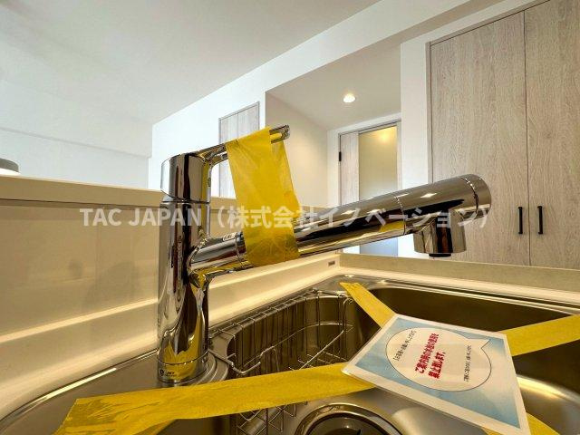 赤羽神谷サンハイツのキッチン|【シャワー栓】
ワンタッチで水質の切り替えが可能で場所を取らない浄水シャワー栓。