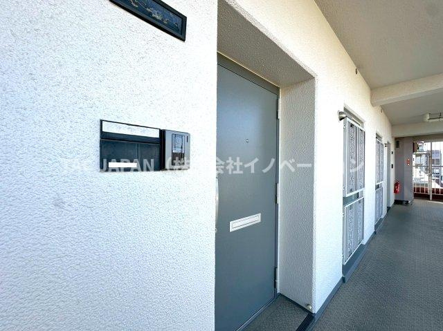 赤羽神谷サンハイツの玄関|お問合せ当日でのご見学可能です。
お気軽にお電話ください。
03-5918-8689