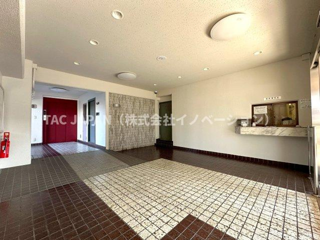 赤羽神谷サンハイツのエントランス|優しい管理人さんの対応や清潔感あるエントランスから管理状態の良さが伺えます。防犯カメラを備えセキュリティー面も安心。