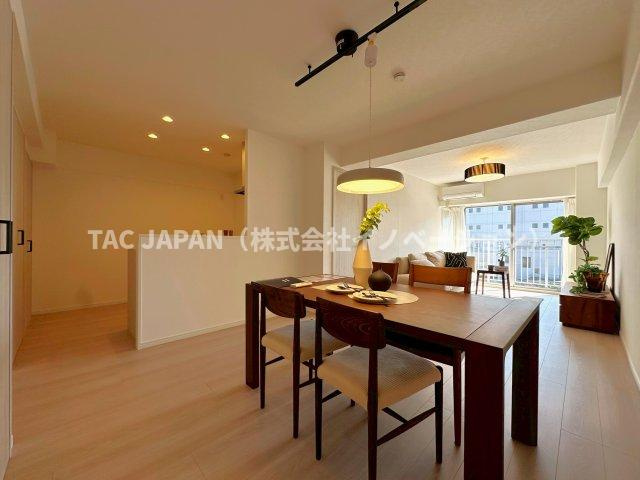 赤羽神谷サンハイツの居間・リビング|キッチンやお風呂・洗面など水回りの設備機器をはじめ、床や壁・天井やコンセントやスイッチ類まで全て新品交換するフルリフォームを行っています。ぜひお気軽に見にいらしてください。