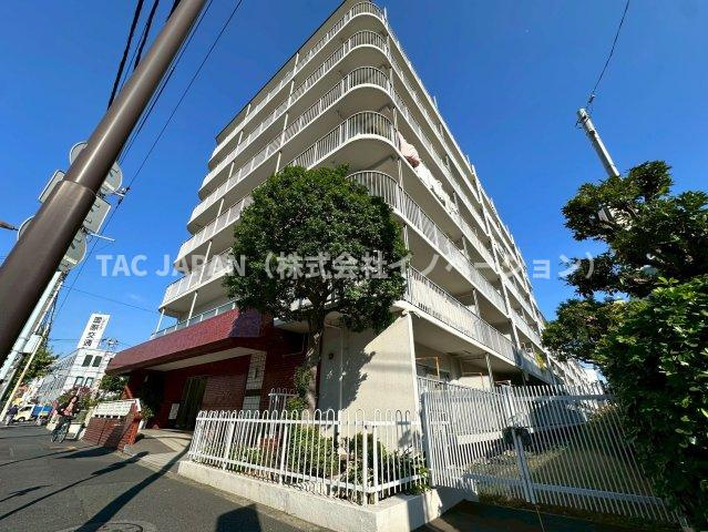 赤羽神谷サンハイツの外観|今後の発展も期待できる良好な住環境に加え、豊富な収納と高い居住性を備えた「赤羽神谷サンハイツ」。 お問合せ当日でのご見学も可能です！ぜひお気軽にご連絡ください。
 Tel:03-5918-8689