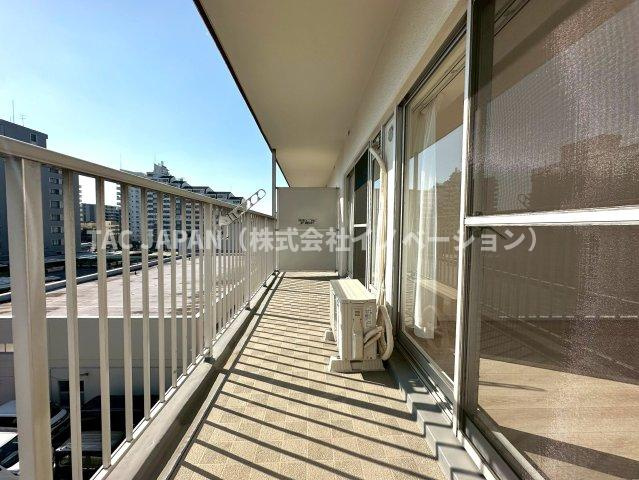 赤羽神谷サンハイツのバルコニー|リビングと主寝室（約6.3帖）が面する開放的な南バルコニー。眺めも良く不思議と空が近く感じられます。
お問合せ当日のご見学も可能です。ぜひお気軽にお問合せください。 
Tel:03-5918-8689