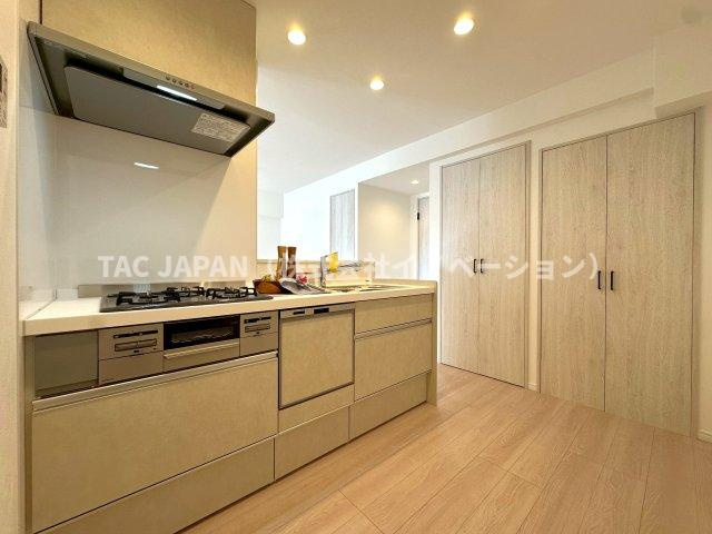 赤羽神谷サンハイツのキッチン|食事の時間がバラバラでも最後の人がスイッチを入れれば洗い物が完結できるビルトイン食器洗浄乾燥機や便利な浄水シャワー栓、お手入れの楽なガラストップ3口コンロを備える新品システムキッチン。