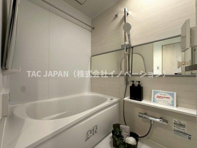 赤羽神谷サンハイツの浴室|ワンタッチでお湯張りや追炊ができるオートバスと足を伸ばせる浴槽で24時間いつでも快適にリフレッシュできる新品浴室。雨のお洗濯や日頃のメンテナンスなどに役立つ浴室換気乾燥機完備。