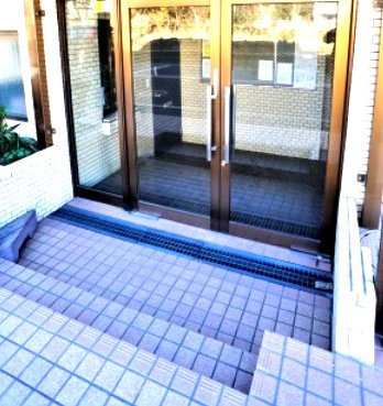 セントヒルズ一ツ橋学園のエントランス