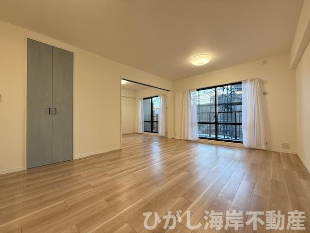 ベルパーク湘南茅ヶ崎E館の居間・リビング|新規リフォーム完了！　16.1帖　LDK