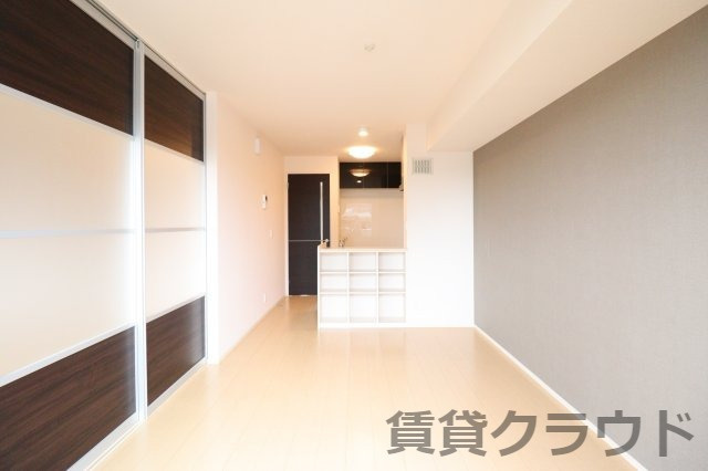 ソフィアクレール　Aの居間・リビング|アクセントクロスと扉の色のコントラストがおしゃれです。