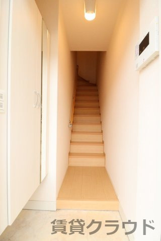 ソフィアクレール　Aの玄関|玄関すぐ階段なので雨の日でも荷物が濡れずにお部屋にあがれます