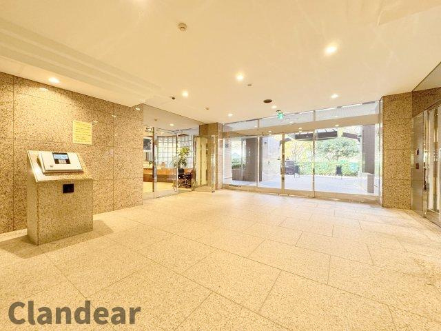 シテヌーブ北千住30A棟のエントランス|ドキドキの新生活も、安心してスタート。ぴったりの住まいを見つけませんか？クランディアが一緒に住まい選びをサポートします‼　まずは、お気軽にお問合せください　＃クランディア